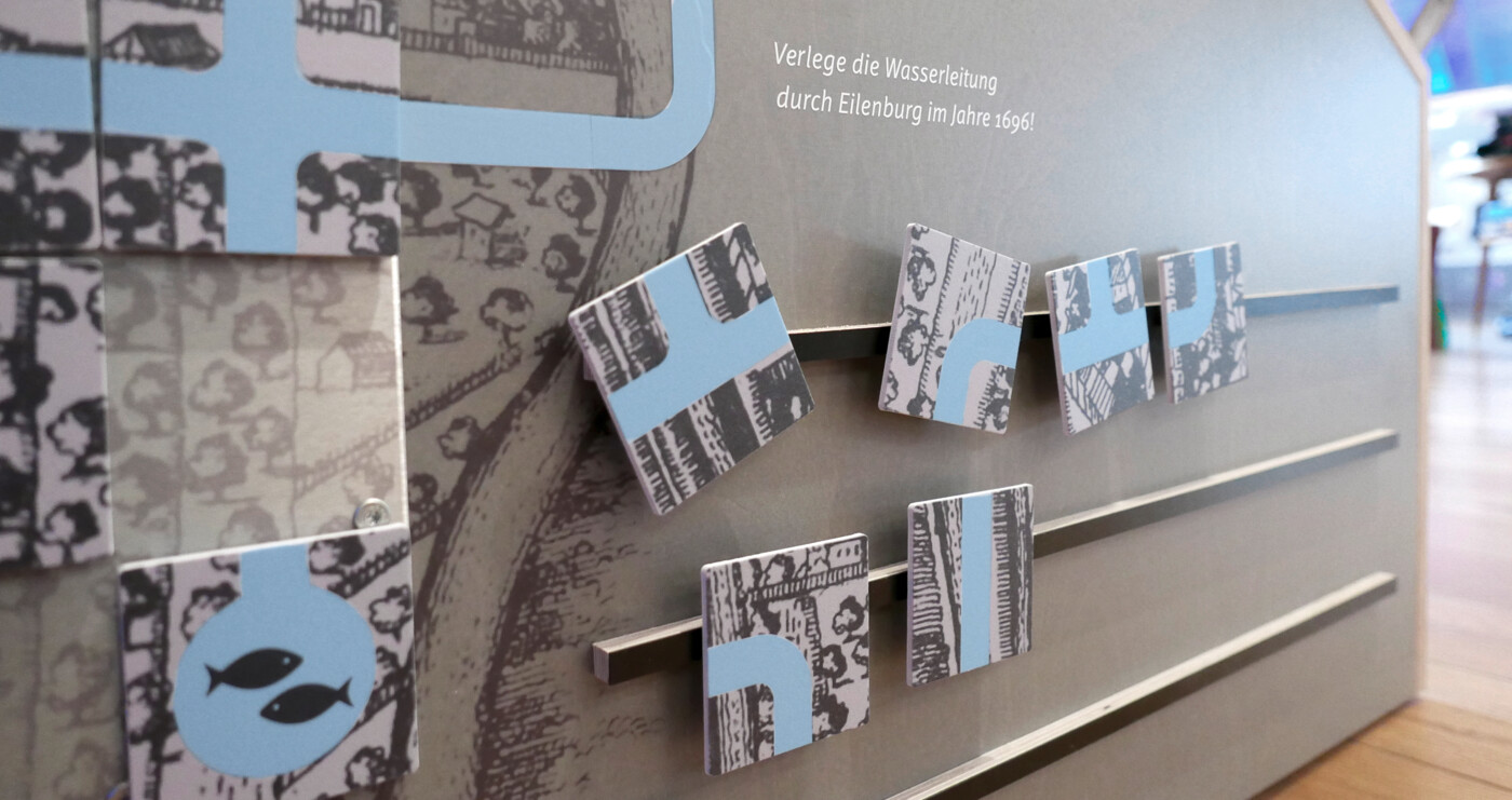 Nymphenvitrine Stadtmuseum Eilenburg - Rohrpuzzle