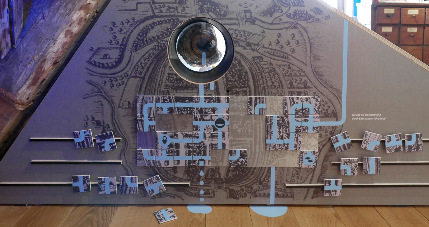 Nymphenvitrine Stadtmuseum Eilenburg - Rohrpuzzle